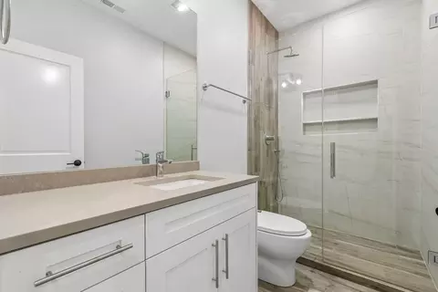 Bath - 2012 Maple Ave, Evanston, IL 60201 photo 7 of 8