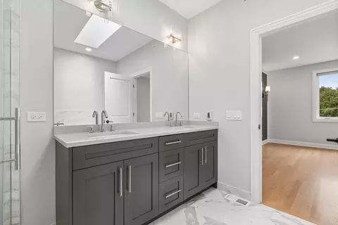 Bath - 2012 Maple Ave, Evanston, IL 60201 photo 4 of 8