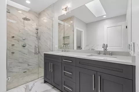 Bath - 2012 Maple Ave, Evanston, IL 60201 photo 2 of 8
