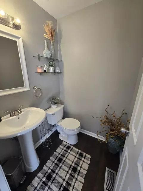 Bath - 2210 Henning Pl, Plainfield, IL 60586 photo 1 of 3
