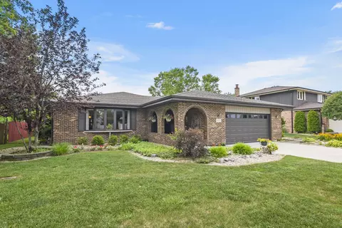 8955 Linden Dr, Tinley Park, IL 60487