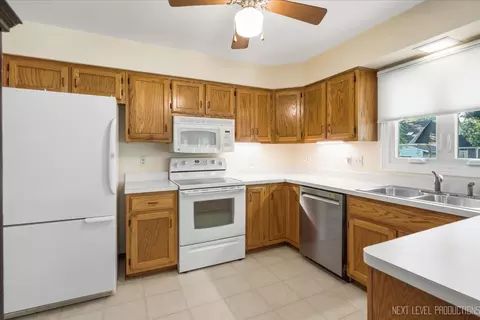 Kitchen - 708 E Coady Dr, Minooka, IL 60447 photo 3 of 4