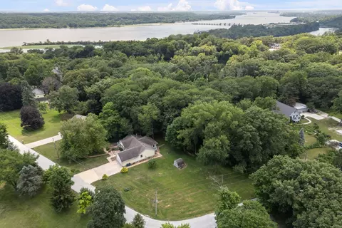 1142 Woodland Ln, Le Claire, IA 52753