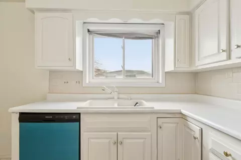 Kitchen - 702 Cobblestone Cir #D, Glenview, IL 60025 photo 2 of 4