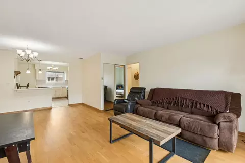 Living - 702 Cobblestone Cir #D, Glenview, IL 60025 photo 2 of 3