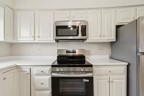 Kitchen - 702 Cobblestone Cir #D, Glenview, IL 60025 photo 3 of 4