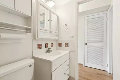 Bath - 702 Cobblestone Cir #D, Glenview, IL 60025 photo 2 of 2