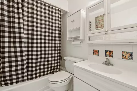 Bath - 702 Cobblestone Cir #D, Glenview, IL 60025 photo 1 of 2