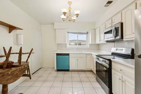 Kitchen - 702 Cobblestone Cir #D, Glenview, IL 60025 photo 4 of 4