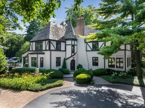 1137 Locust Rd, Wilmette, IL 60091