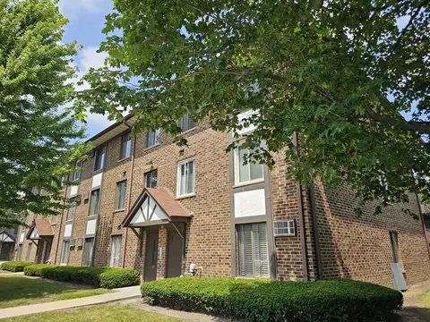 11 Crestview Ln #10, Vernon Hills, IL 60061