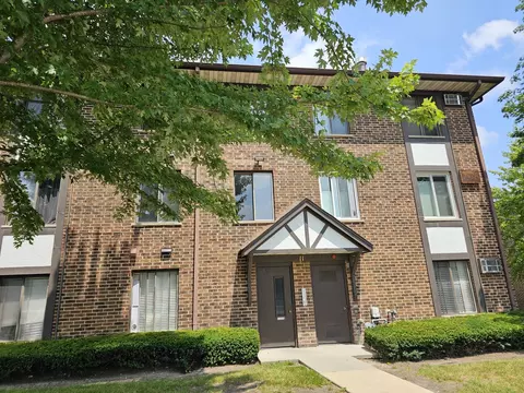 11 Crestview Ln #10, Vernon Hills, IL 60061