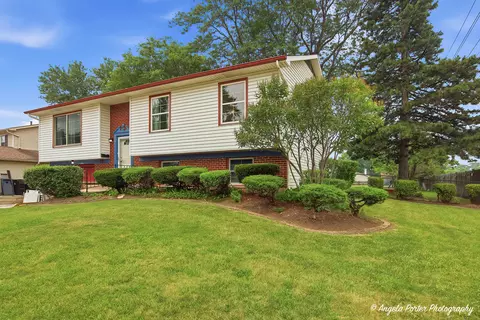 15 Old Mill Grove Rd, Lake Zurich, IL 60047