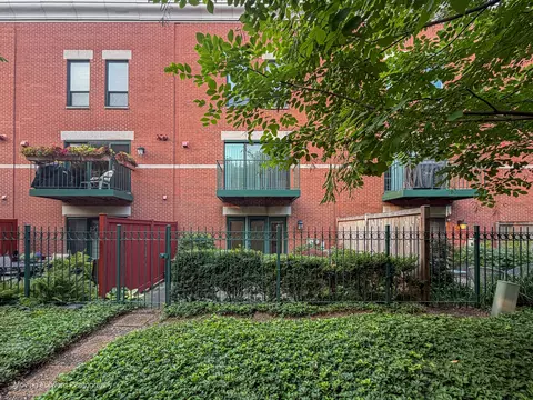 Exterior - 614 S Laflin St #C, Chicago, IL 60607 photo 3 of 5