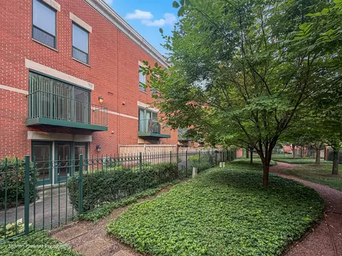 Exterior - 614 S Laflin St #C, Chicago, IL 60607 photo 4 of 5
