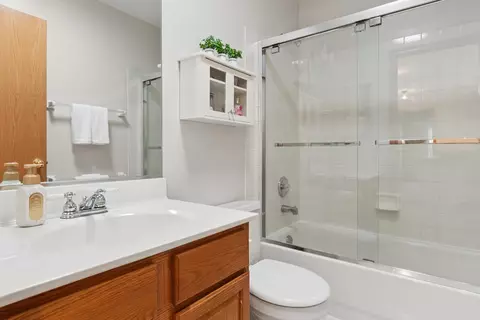 Bath - 964 Lakestone Ln, Aurora, IL 60504 photo 2 of 3