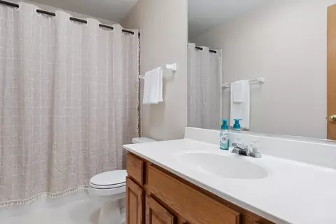 Bath - 964 Lakestone Ln, Aurora, IL 60504 photo 1 of 3