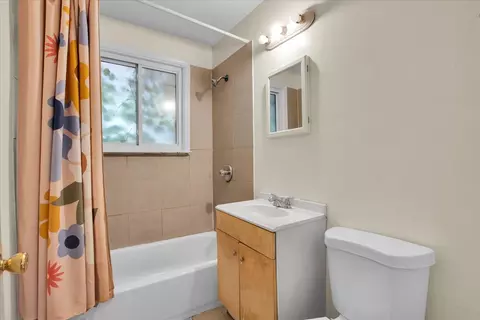 Bath - 9302 S Rhodes Ave, Chicago, IL 60619 photo 1 of 1