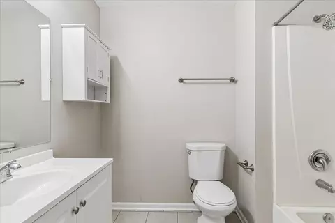 Bath - 1811 Prairie Ridge Dr, Plainfield, IL 60586 photo 2 of 2