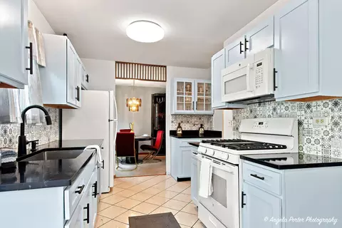 Kitchen - 931 Perry Dr, Algonquin, IL 60102 photo 2 of 4