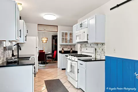 Kitchen - 931 Perry Dr, Algonquin, IL 60102 photo 3 of 4