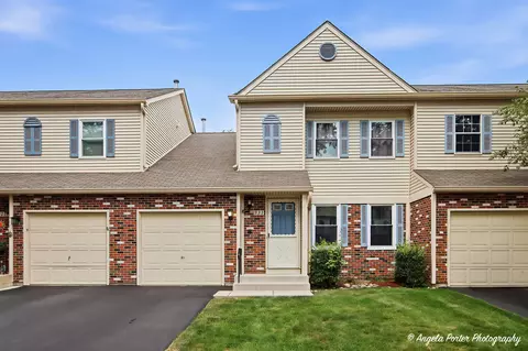 931 Perry Dr, Algonquin, IL 60102