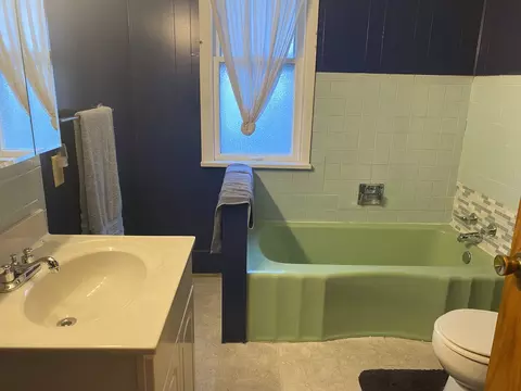Bath - 314 E 8th St, Centralia, IL 62801 photo 2 of 2