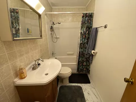 Bath - 314 E 8th St, Centralia, IL 62801 photo 1 of 2