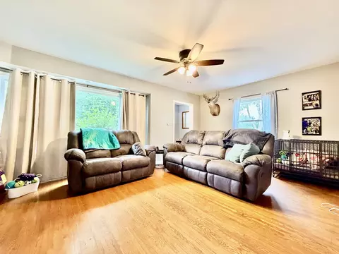 Living - 922 Cornell St, Ottawa, IL 61350 photo 2 of 3