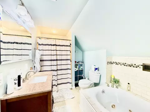Bath - 922 Cornell St, Ottawa, IL 61350 photo 2 of 3