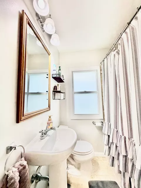 Bath - 922 Cornell St, Ottawa, IL 61350 photo 1 of 3