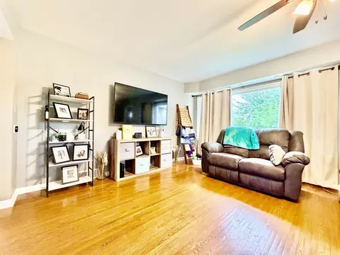 Living - 922 Cornell St, Ottawa, IL 61350 photo 1 of 3