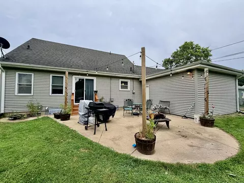 Exterior - 922 Cornell St, Ottawa, IL 61350 photo 5 of 5