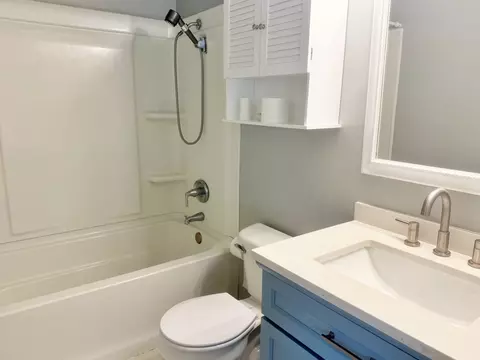Bath - 313 E 12th St, Metropolis, IL 62960 photo 2 of 3