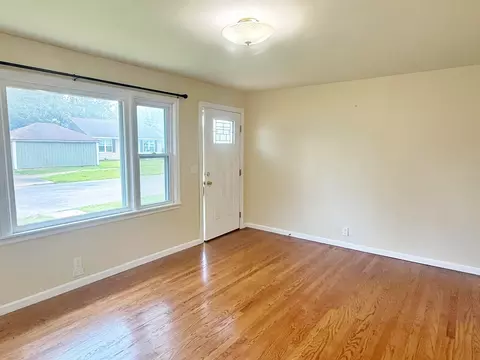 Living - 313 E 12th St, Metropolis, IL 62960 photo 2 of 5