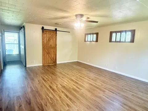 Living - 313 E 12th St, Metropolis, IL 62960 photo 3 of 5