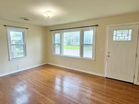 Living - 313 E 12th St, Metropolis, IL 62960 photo 1 of 5