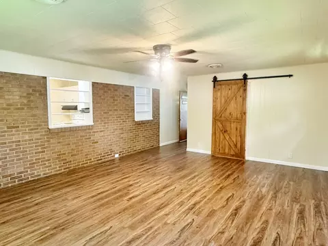 Living - 313 E 12th St, Metropolis, IL 62960 photo 4 of 5