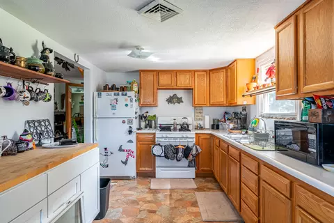Kitchen - 2317 9th St, Silvis, IL 61282 photo 1 of 2