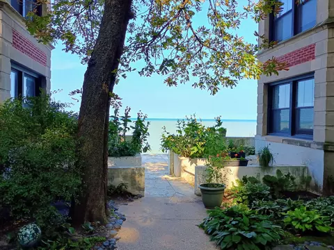 7641 N Eastlake Ter #2D, Chicago, IL 60626