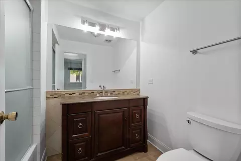 Bath - 2821 Covert Rd, Glenview, IL 60025 photo 2 of 4