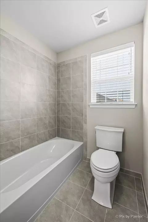 Bath - 1451 Bethpage Cir, Elgin, IL 60124 photo 5 of 8