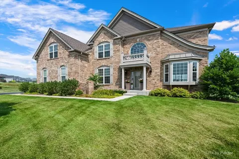 Exterior - 1451 Bethpage Cir, Elgin, IL 60124 photo 5 of 11