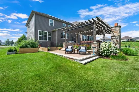 Exterior - 1451 Bethpage Cir, Elgin, IL 60124 photo 9 of 11