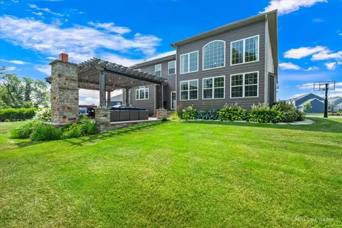 Exterior - 1451 Bethpage Cir, Elgin, IL 60124 photo 8 of 11