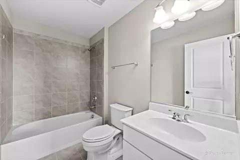 Bath - 1451 Bethpage Cir, Elgin, IL 60124 photo 7 of 8