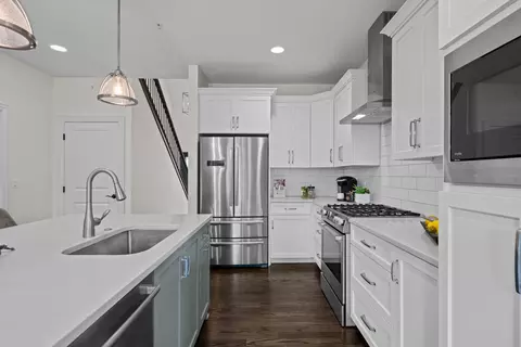 Kitchen - 641 Bourbon Ct, Naperville, IL 60565 photo 5 of 6