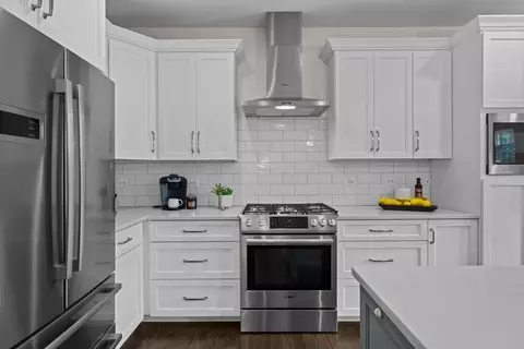 Kitchen - 641 Bourbon Ct, Naperville, IL 60565 photo 2 of 6