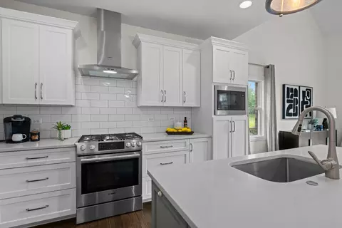 Kitchen - 641 Bourbon Ct, Naperville, IL 60565 photo 3 of 6