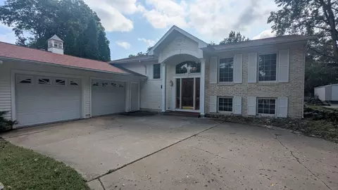 4835 Norwood Dr, Bettendorf, IA 52722